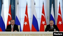 Russian President Vladimir Putin and Turkish President Tayyip Erdogan attend a news conference following their meeting in St. Petersburg, Russia, August 9, 2016. REUTERS/Sergei Karpukhin
