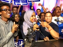 Ilhan Omar addresses supporters after her historic primary election victory to represent Minnesota's 5th District in the U.S. Congress in Minneapolis, Aug. 14, 2018. (Photo: K. Farabaugh / VOA)