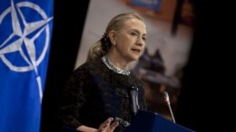 American Secretary of State Hillary Clinton Recovers From Health Scare at Home