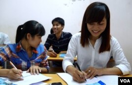 Street Vendor Helps Poor to Learn English and Japanese