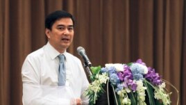 Thailand's opposition leader and former Prime Minister Abhisit Vejjajiva speaks during a news conference at a hotel in Bangkok, May 3, 2014.