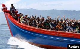 UN: Boat People Fleeing Myanmar, Bangladesh