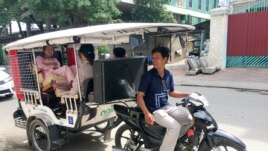 A mobilituk driver Ker Sarout in Phnom Penh on December 20, 2016. (Hean Socheata/ VOA Khmer)