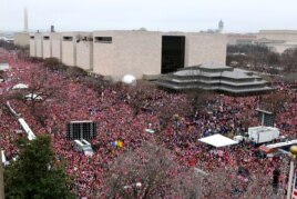 View of the Women's March on Washington from the roof of the Voice of America building in Washington, D.C. January 21, 2017 (B. Allen / VOA)