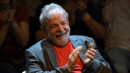 Former Brazilian president Luiz Inacio Lula da Silva applauds during a rally of Brazilian leftist parties at Circo Voador in Rio de Janeiro, Brazil, on April 02, 2018. /AFP PHOTO / MAURO PIMENTEL 