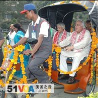 In India, a Cycle Rickshaw With Help From the Sun